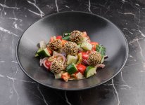 1670425687_12-podacha-blud-com-p-teplii-salat-s-falafelem-i-khumusom-foto-12.jpg